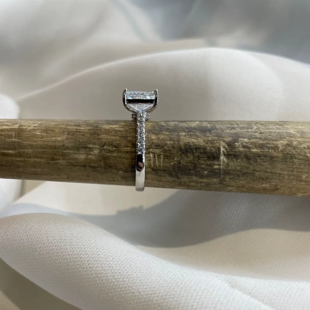 /public/photos/live/Radiant Shape Moissanite Ring-1097 (1).webp